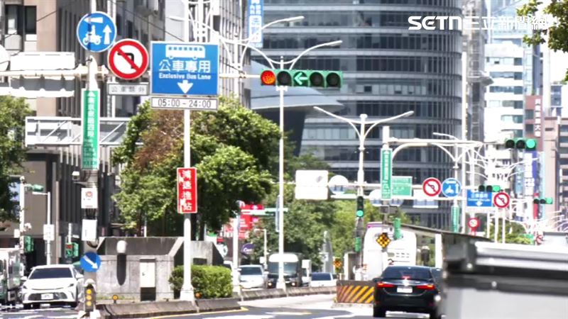 即便已在左轉車道,等紅燈時若未「全程」開啟方向燈,就可開罰。(圖/資料照)
