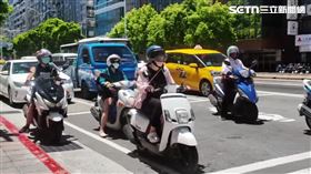 左轉車道；紅綠燈；等紅燈；騎士；駕駛；機車族 資料照