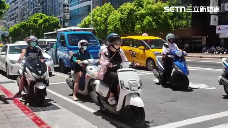 機車進入待轉時「是否打方向燈」,引發熱議。(示意圖/資料照)