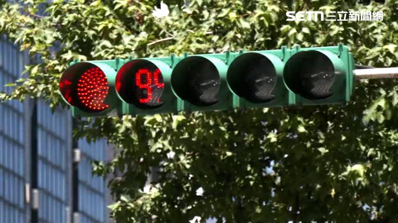 騎士被開闖紅燈、駕照註銷而仍駕車等兩項違規罰單，共2萬5800元罰鍰；提起行政訴訟；法院查出執法程序有違誤，撤銷罰單。（示意圖／資料照）