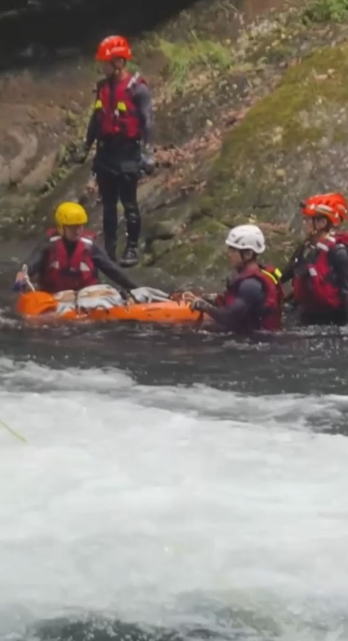 莊姓教練要拉遭大水沖走的學員時,遭翻滾流捲入。(圖/翻攝畫面)