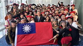 台灣合唱團赴日參賽　場外與國旗合影台灣合唱團赴日本參加東京國際合唱大賽，臨時遭到中國抗議要求撤下國旗，經過駐日代表處嚴正抗議並斡旋，最終包括五星旗在內，所有國旗都從會場撤下。駐日副代表周學佑（中）、立委邱議瑩（前排右4）以及尼布恩合唱團與國旗合影。中央社記者戴雅真東京攝　114年7月27日