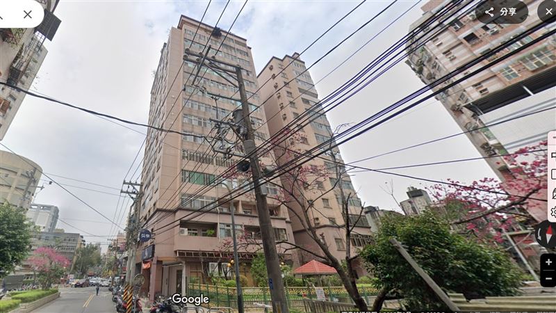 新北市中和區永和路上某社區8樓竄出火煙。（圖／翻攝自GoogleMap）