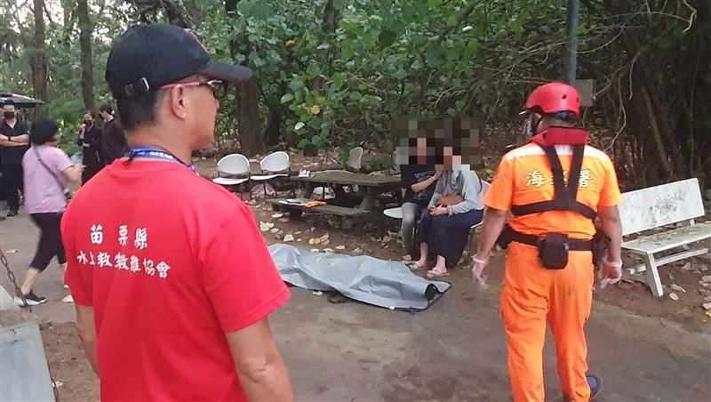 苗栗15歲少年遭浪捲走失蹤，稍早尋獲遺體。（圖／翻攝畫面）