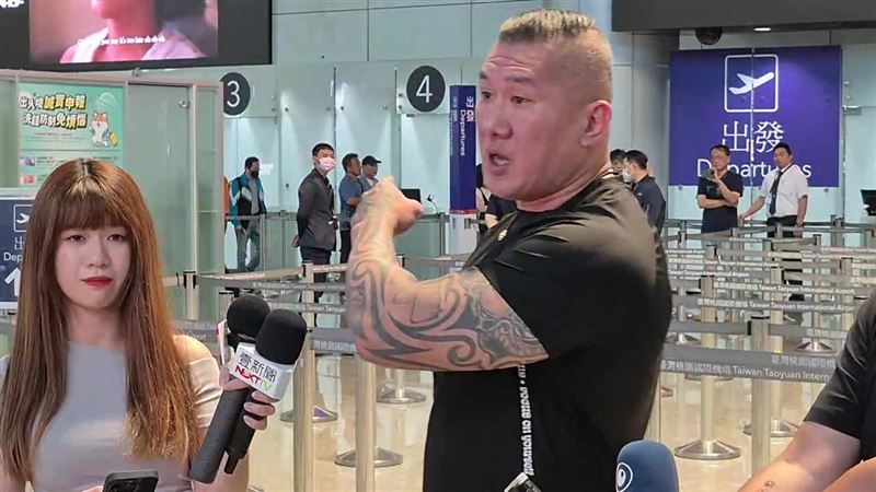 館長今從桃園機場出境前往澳門,遭民眾嗆聲「中國狗」,回頭嗆「輸得好」
