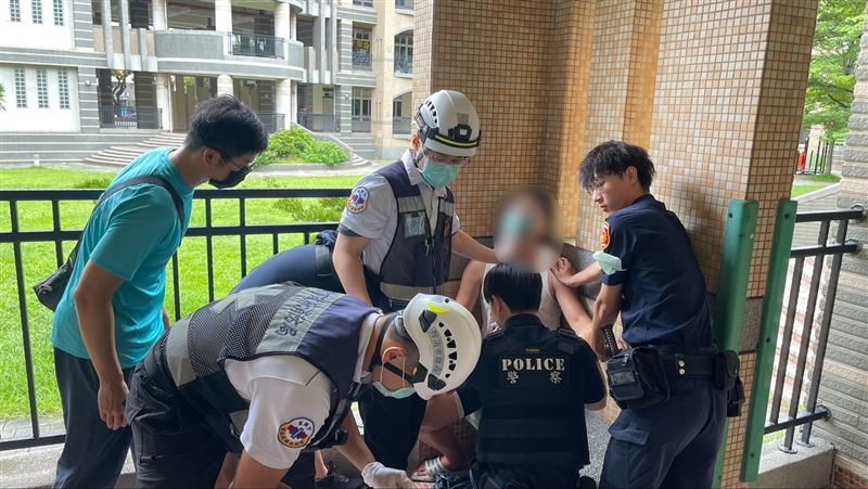 王男企圖自殘被員警火速控制，警消趕抵現場進行包紮處置。（圖／翻攝畫面）