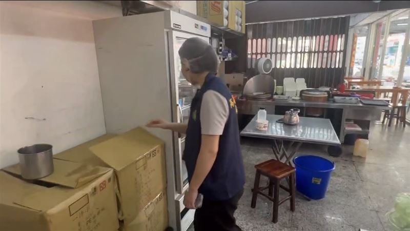 衛生局前往賣鴨肉飯的店家稽查。（圖／衛生局提供）