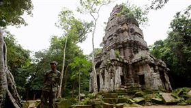 ▲泰軍今凌晨起再度砲轟柬埔寨古寺區域，文化古蹟岌岌可危。（圖／翻攝自X平台@ferozwala）