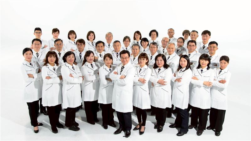 八馬國際醫學集團創辦人王文欽(前排中),專注於醫療健康領域並回饋社會。(圖/翻攝畫面)