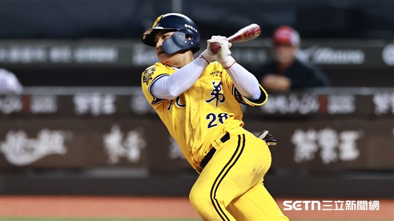 中信兄弟左外野手張仁瑋開局判斷失誤。(圖/記者劉彥池攝影)
