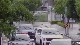 溫男突對路人吼叫，讓路過民眾相當無奈。（圖／翻攝畫面）