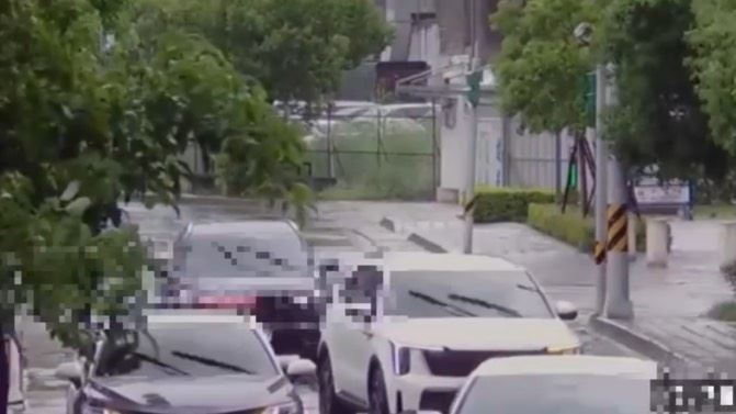 溫男突對路人吼叫,讓路過民眾相當無奈。(圖/翻攝畫面)