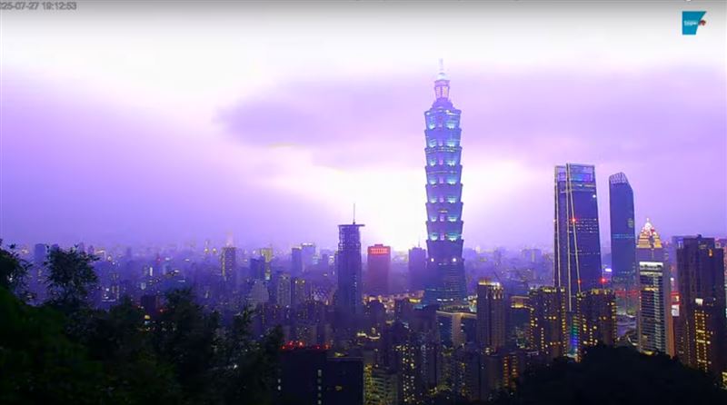 晚間雷雨,閃電也照亮北市信義區夜空。(圖/翻攝自Taipei Travel Live Cam 台北觀光即時影像 YouTube )