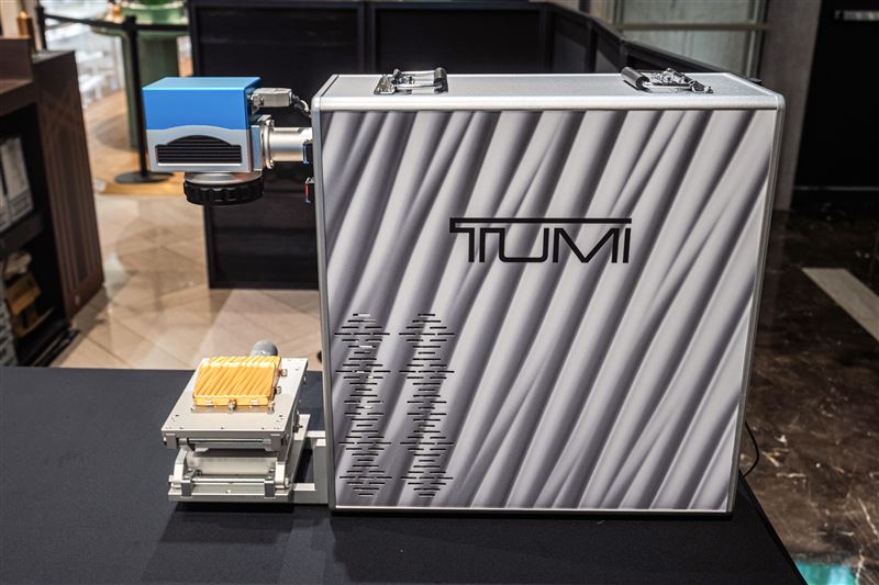 TUMI信義A9期間限定概念店專屬雷射客製化刻印服務。(圖/品牌業者提供)