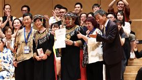 高雄尼布恩合唱團 勇奪東京合唱大賽金牌台灣合唱團赴日本參加東京國際合唱大賽，臨時遭到中國抗議要求撤下國旗。儘管賽前心情受到影響，但來自高雄的尼布恩合唱團27日如常發揮，晚間傳出捷報，以95.9的高分奪得民謠組金牌，由兩名代表接受評審頒獎。（尼布恩合唱團提供）中央社記者戴雅真東京傳真　114年7月27日