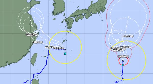 日本氣象廳今晚宣布,竹節草(左)再次增強為颱風,右為柯羅莎颱風。(圖/取自日本氣象廳網站)