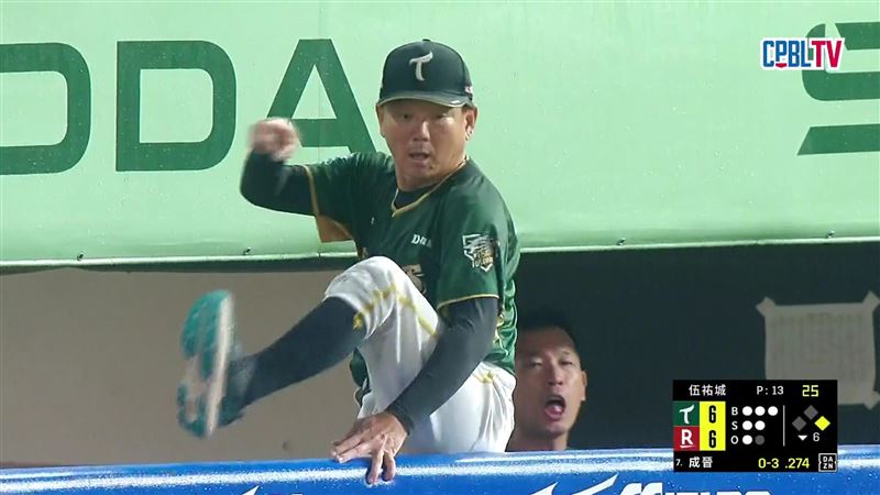 台鋼雄鷹總教練洪一中重現「跨欄」名場面。(圖/翻攝自CPBLTV)