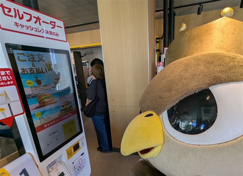 石垣島吉祥物對自動點餐機相當好奇。(圖/ぱいーぐる臉書)
