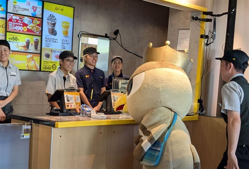 麥當勞店員看到石垣島吉祥物大駕光臨相當開心。(圖/ぱいーぐる臉書)