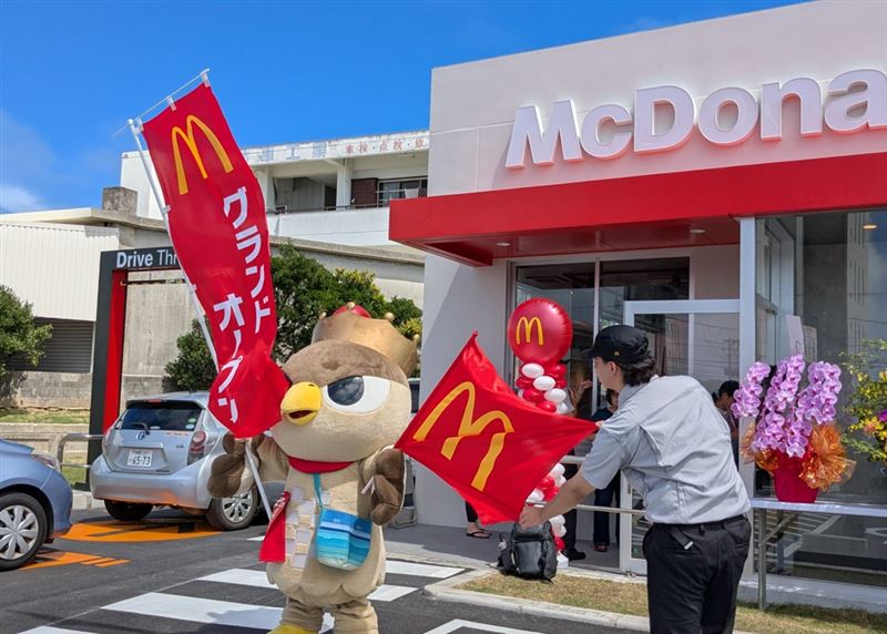 麥當勞石垣島店重新開幕,石垣島吉祥物也出動站台。(圖/ぱいーぐる臉書)