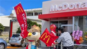 麥當勞石垣島店重新開幕，石垣島吉祥物也出動站台。（圖／ぱいーぐる臉書）