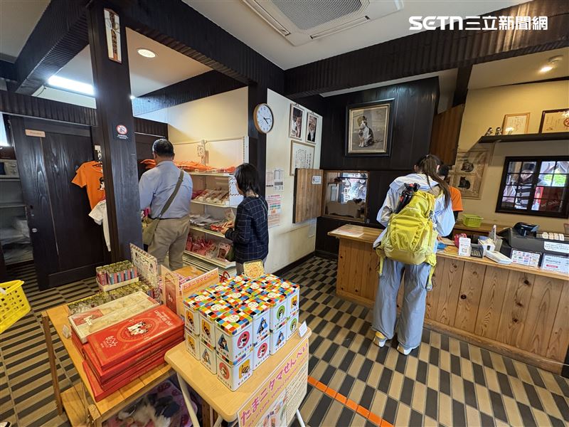 貴志站旁有紀念品商店可以買紀念品。（圖／記者楊佩琪攝）
