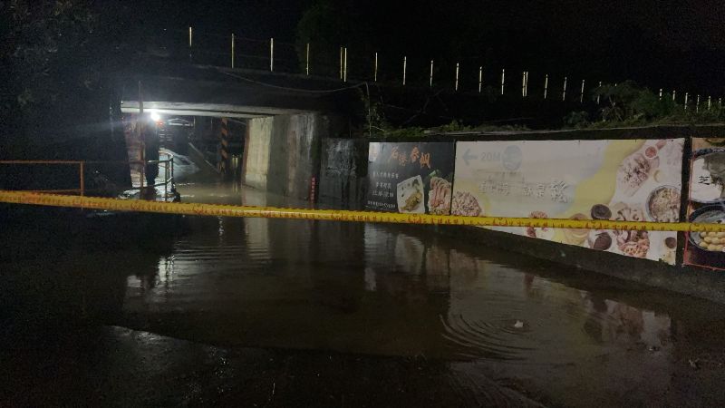 頭城鎮27日晚間下起大雨,造成濱海路2段涵洞淹水,警方已在現場拉封鎖線管制。(圖/中央社)