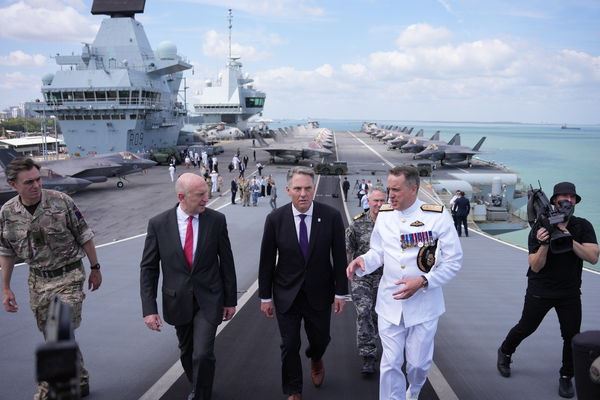 「威爾斯親王號」日前抵奧聯合軍演，英國國防大臣希利（左起）和澳洲國防部長康洛伊（Pat Conroy）登艦巡視。（圖／翻攝自X平台 @DefenceHQ）