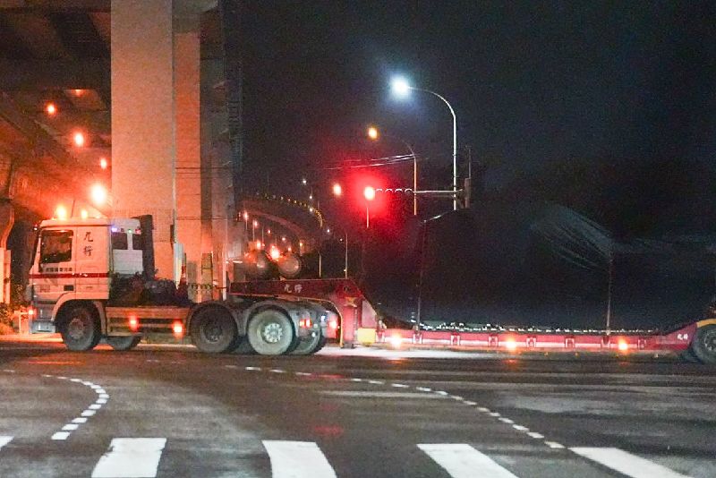 第2批M1A2T戰車27日晚間運抵台北港後,以板運方式送至新竹裝訓部。圖為裝載M1A2T的卡車於28日凌晨離開港區大門時,憲兵進行交管