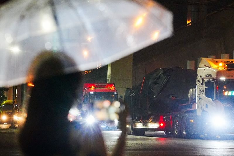 第2批M1A2T抵台,民眾冒雨捕捉歷史性一刻