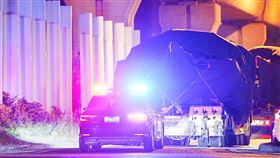 第2批M1A2T運抵台北港　憲兵交管（1）第2批M1A2T戰車27日晚間運抵台北港後，以板運方式送至新竹裝訓部。圖為裝載M1A2T的卡車於28日凌晨離開港區大門時，憲兵進行交管。中央社記者游凱翔攝　114年7月28日