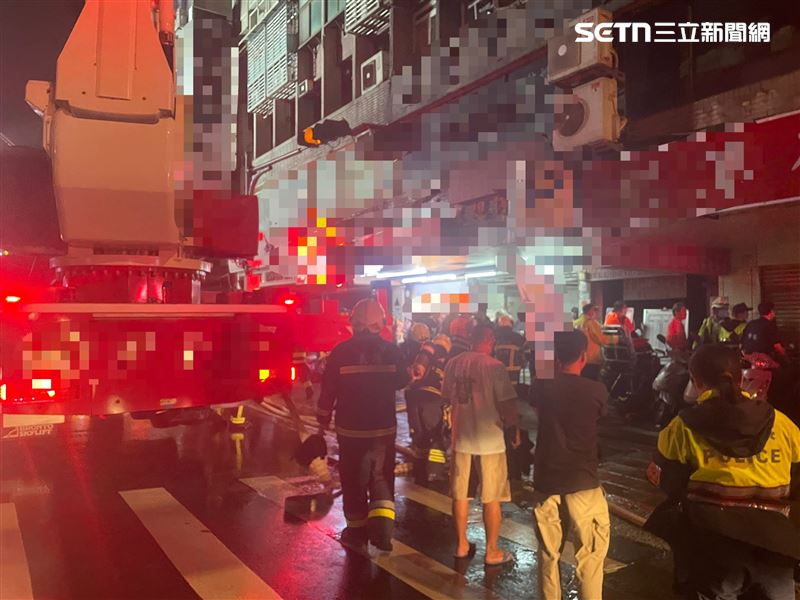 消防人員逐層疏散住戶，共疏散大樓142人。（圖／翻攝畫面）