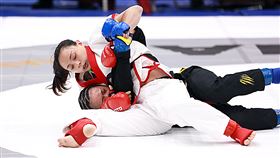 前亞運卡巴迪國手林郁芬（上）拿到冠軍。（圖／綜合格鬥協會提供）