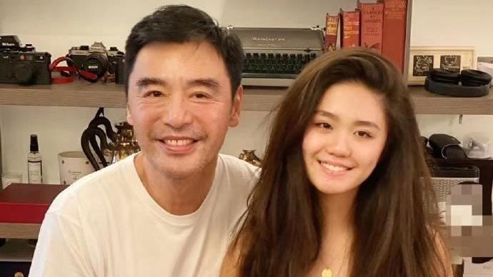 鍾鎮濤合照黃明志被舉報 女兒急幫爸滅火