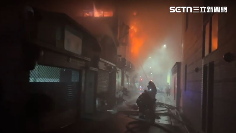 火災警消獲報到場,當時屋內共2人受困。(圖/翻攝畫面)