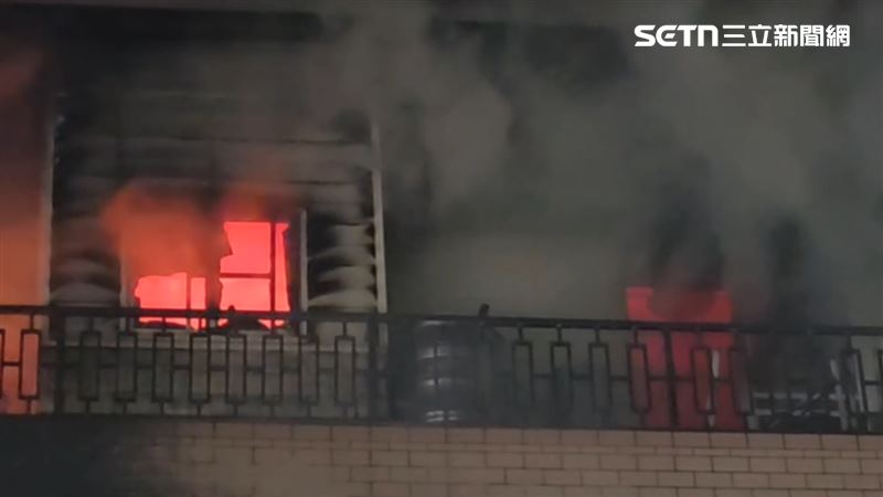 火勢耗費約一小時才撲滅。(圖/翻攝畫面)