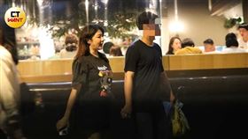 好孕藏不住／主播鄭亦真甜牽老公夜奔婦產科　「肚皮隆起」洩孕味