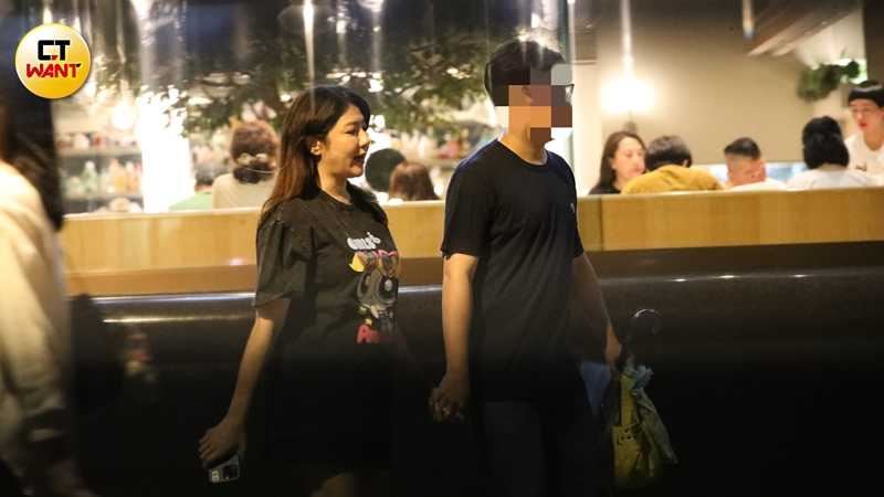 主播鄭亦真夜奔婦產科　肚皮隆起洩孕味