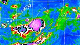 ▲「紫色一坨」在台灣中南部上空。（圖／翻攝自鄭明典臉書）

