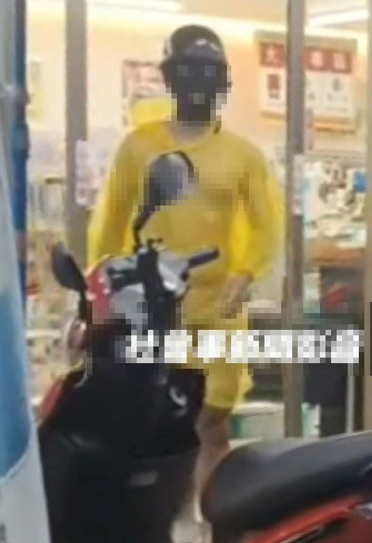 男子全裸身穿透明的黃色輕便雨衣全裸逛超商。(圖/翻攝自社會事新聞影音)