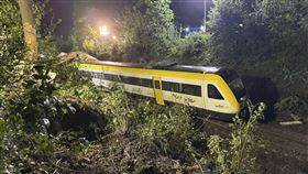 德國西南部一列搭載約100人的區域列車在一處林地出軌，至少造成3人喪生。（圖／美聯社／達志影像）