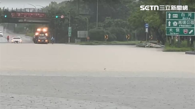 中央氣象署今天（28日）清晨發布「豪雨特報」嘉義縣路面傳出積淹水。（圖／翻攝畫面）