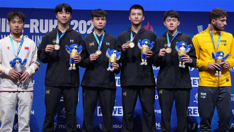 高承睿、馮翊新、張秉承以及黃彥誠在世大運桌球男團擊敗中國隊,搶下別具意義的歷史首金。(圖/大專體總提供)