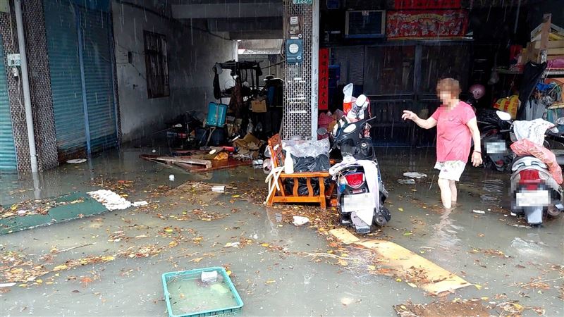 嘉義縣今天(28日)清晨下起大豪雨,導致多處道路積淹水。(圖/翻攝畫面)