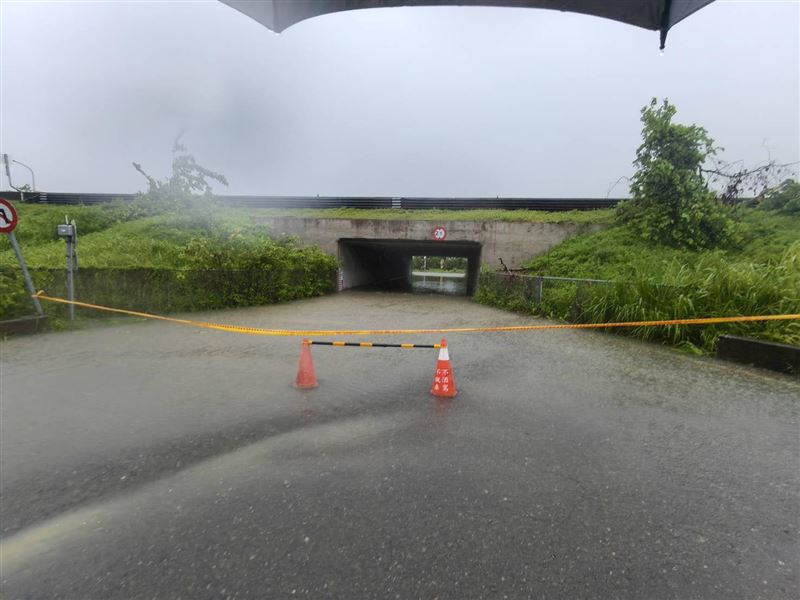 嘉義已經有部分道路淹水拉起封鎖線。(圖/翻攝自嘉縣鹿草鄉長嚴珮瑜臉書)