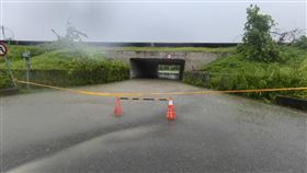▲嘉義已經有部分道路淹水拉起封鎖線。（圖／翻攝自嘉縣鹿草鄉長嚴珮瑜臉書）

