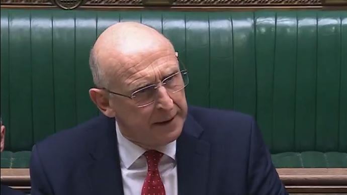英國國防大臣希利接受日媒專訪，駁斥英國為台海戰爭「備戰」的報導。（圖／翻攝自X平台@JohnHealey_MP）