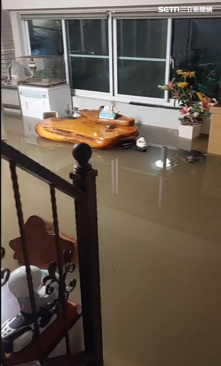嘉義縣朴子市降下大雨,幾淹水灌進屋內。(圖/民眾提供)