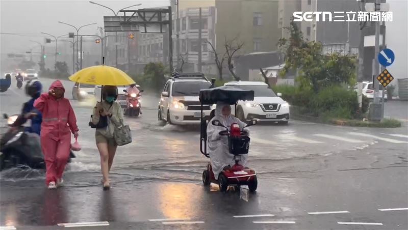大雨炸嘉義縣,朴子市低窪處幾淹水,縣府緊急宣布28日停班停課。(圖/記者廖國雄攝影)