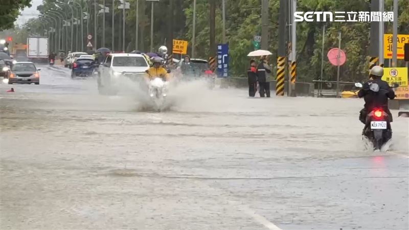 雨炸嘉義縣太保市,台積電周邊道路淹水。(圖/記者廖國雄攝影)
